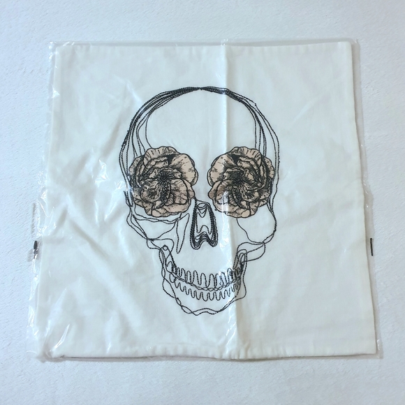 Pottery Barn Emily & Meritt Pillow Cover - Picture 3 of 3